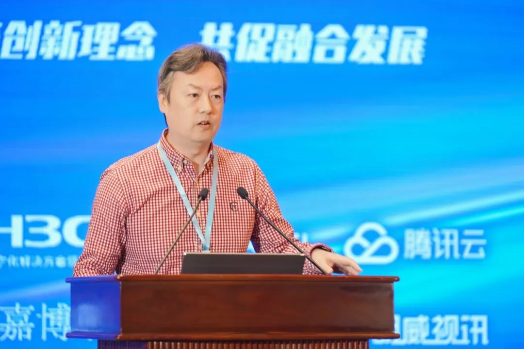 新奥特高级副总裁戴霖在中国电影电视技术学会科学技术年会主论坛做主题报告